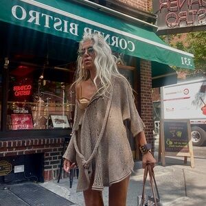 Cozy tunic knitted with special soft and natural varns.
Can be worn at any time